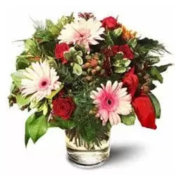 Паттайя цветы- Розы с герберными ромашками Цветочный букет/композиция